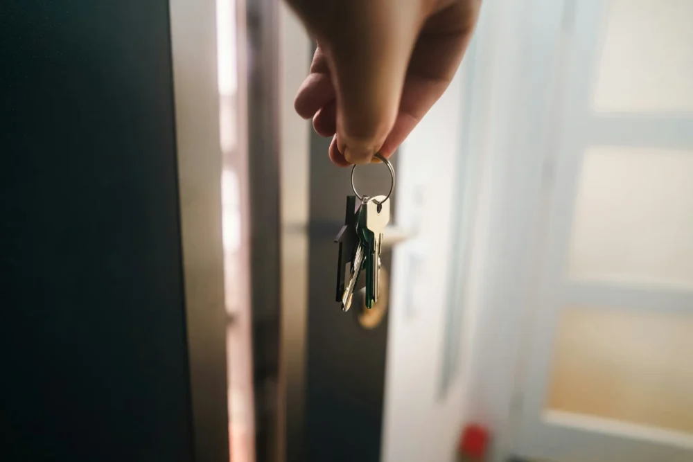Person holding a set of home keys: Photo by Jakub Żerdzicki on Unsplash