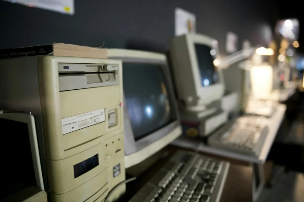 Row of old fashioned computers: Photo by Kimberly Nguyen on Unsplash